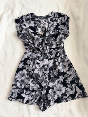 ASTR the Label Black & White Floral V‑Neck Romper